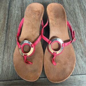 Vionic red and gold detail wedges